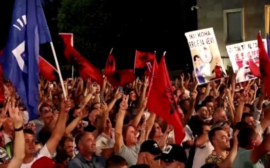Антиправителствени протести в Албания. Хиляди излязоха по улиците на Тирана
